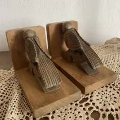 Paire de serres livres art déco en bois sculptés oiseaux