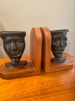 Paire de serres livres masques en bronze