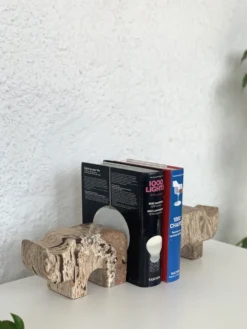 Paire de serres livres rhinoceros en travertin par Fratelli Mannelli, années 70