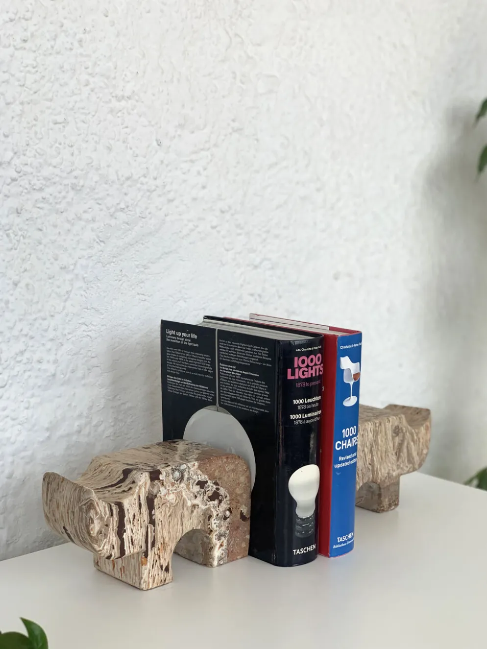Paire de serres livres rhinoceros en travertin par Fratelli Mannelli, années 70