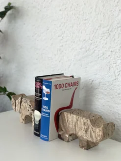 Paire de serres livres rhinoceros en travertin par Fratelli Mannelli, années 70