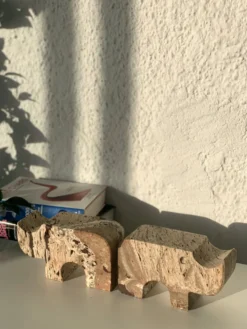 Paire de serres livres rhinoceros en travertin par Fratelli Mannelli, années 70