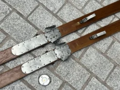 Paire de skis vintage en bois L=203 cm