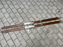Paire de skis vintage en bois L=203 cm