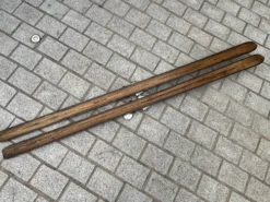 Paire de skis vintage en bois L=203 cm