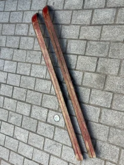 Paire de skis vintage en bois L=170cm