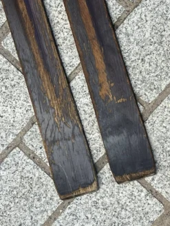 Paire de skis vintage en bois L = 198 cm