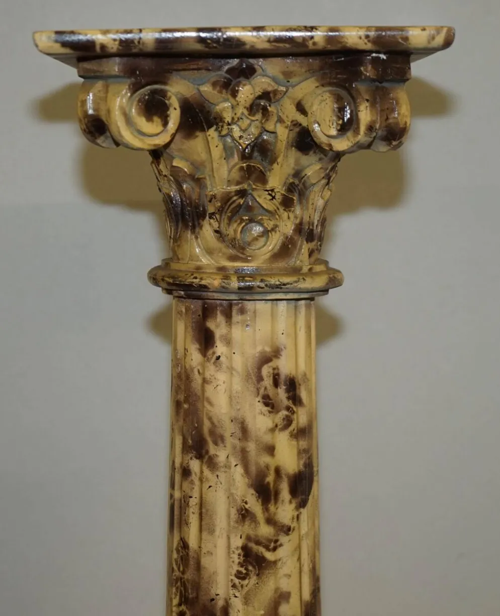 Paire de socles de pilier corinthien sculptés à la main