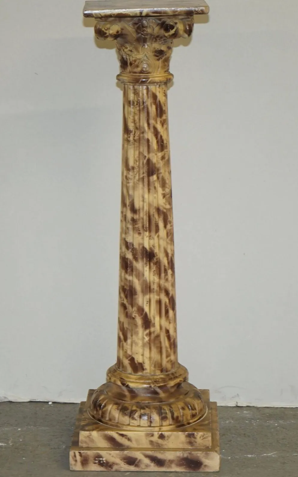 Paire de socles de pilier corinthien sculptés à la main