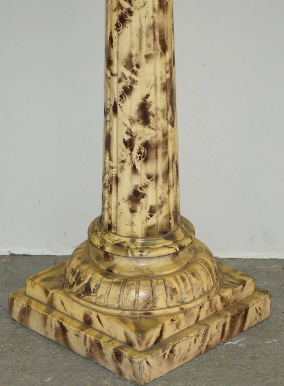Paire de socles de pilier corinthien sculptés à la main