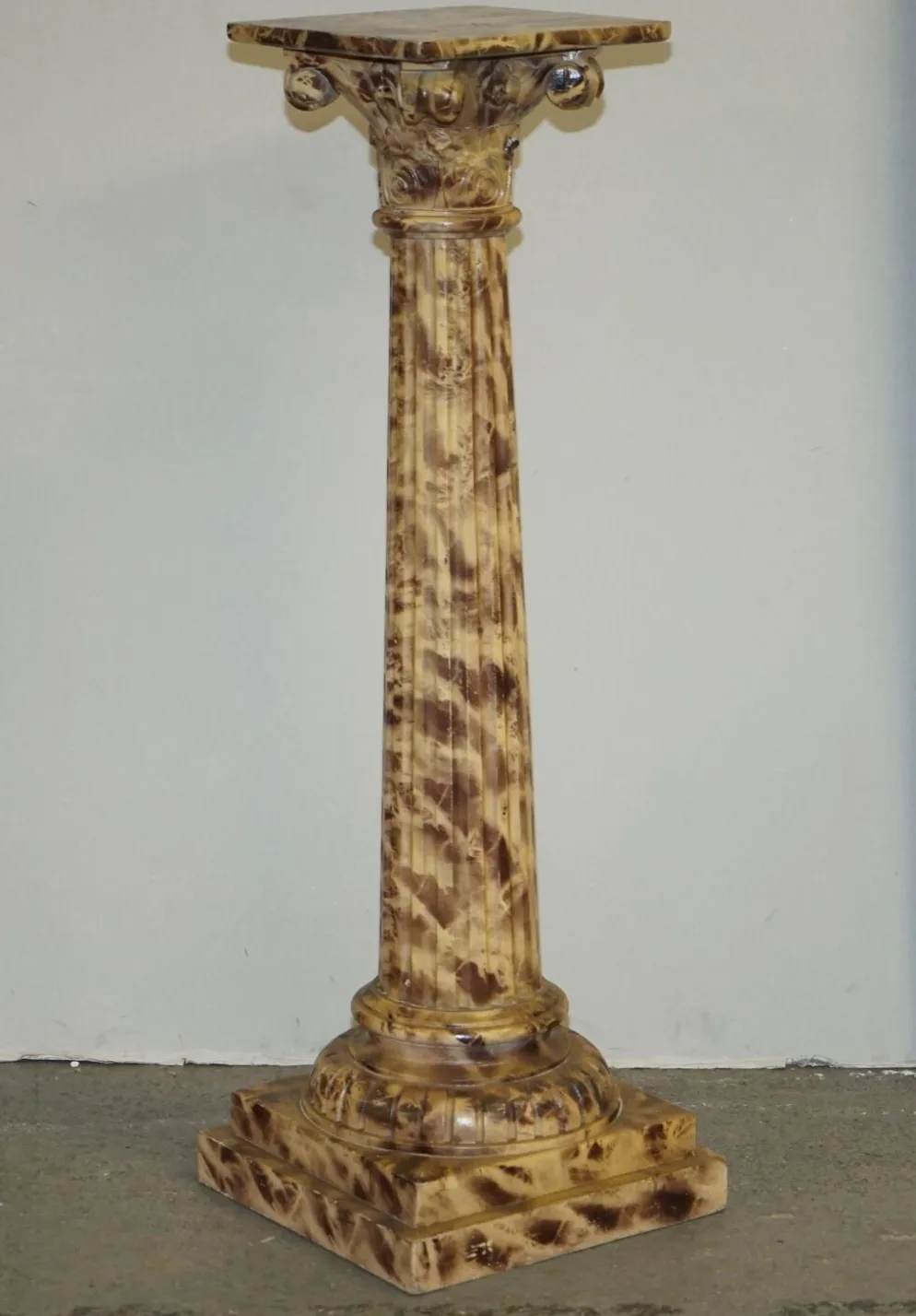 Paire de socles de pilier corinthien sculptés à la main