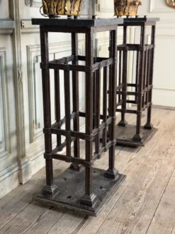 Paire de socles en fer forgé riveté, vers 1900
