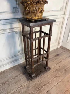 Paire de socles en fer forgé riveté, vers 1900