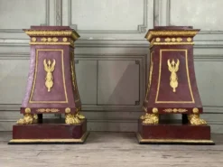 Paire de socles en plâtre à l’imitation du porphyre et du bronze doré vers 1980
