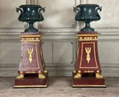 Paire de socles en plâtre à l’imitation du porphyre et du bronze doré vers 1980