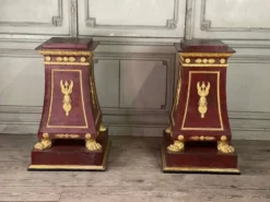 Paire de socles en plâtre à l’imitation du porphyre et du bronze doré vers 1980