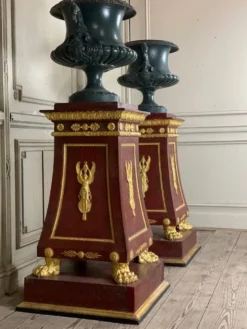 Paire de socles en plâtre à l’imitation du porphyre et du bronze doré vers 1980