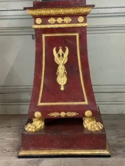 Paire de socles en plâtre à l’imitation du porphyre et du bronze doré vers 1980
