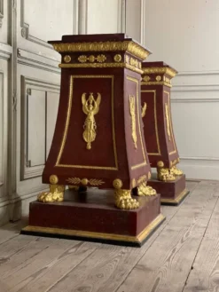 Paire de socles en plâtre à l’imitation du porphyre et du bronze doré vers 1980