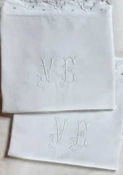 paire de taies d'oreiller monogrammées VE