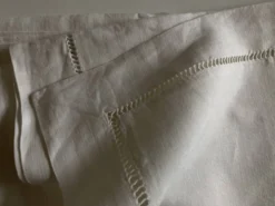 Paire de taies modernistes en fil de lin brodées BD
