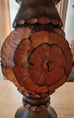 Paire de vases en bois sculpté et tourné – Art populaire vintage