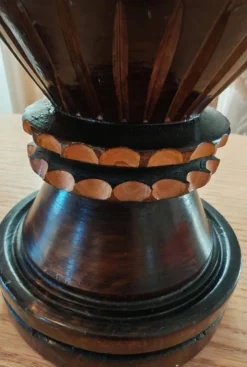 Paire de vases en bois sculpté et tourné – Art populaire vintage