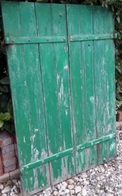 Paire de volets H125xL87cm anciens en sapin peint