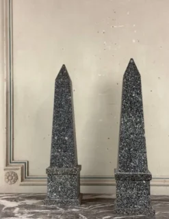 Paire d’obélisques en granit gris, vers 1980