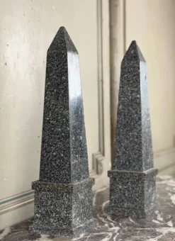 Paire d’obélisques en granit gris, vers 1980
