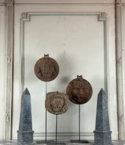 Paire d’obélisques en granit gris, vers 1980