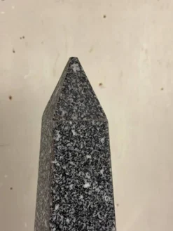Paire d’obélisques en granit gris, vers 1980