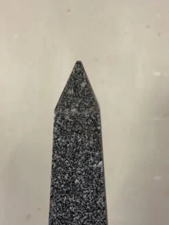 Paire d’obélisques en granit gris, vers 1980