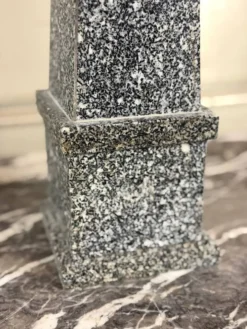Paire d’obélisques en granit gris, vers 1980