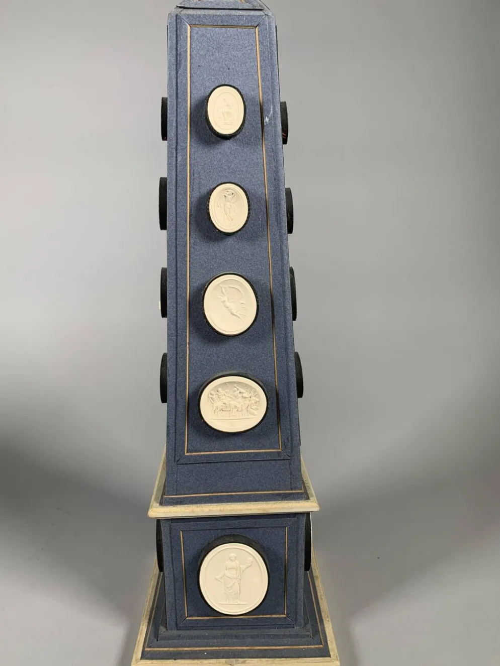 Paire d'Obélisques Ornées De Camées En Plâtre à l'Antique Fin XVIIIème