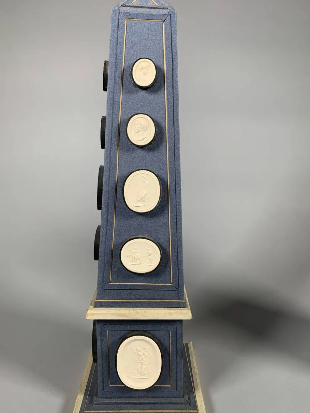 Paire d'Obélisques Ornées De Camées En Plâtre à l'Antique Fin XVIIIème