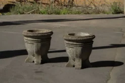 Paire d'urnes de jardin / Jardinières en pierre moulée du milieu du siècle dernier, années 1950