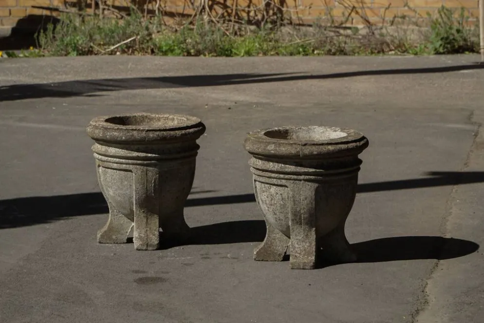 Paire d'urnes de jardin / Jardinières en pierre moulée du milieu du siècle dernier, années 1950