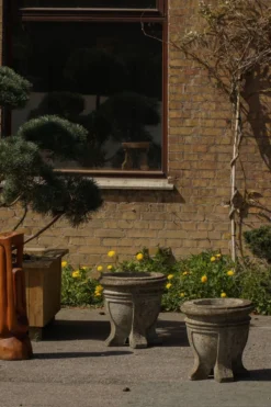Paire d'urnes de jardin / Jardinières en pierre moulée du milieu du siècle dernier, années 1950