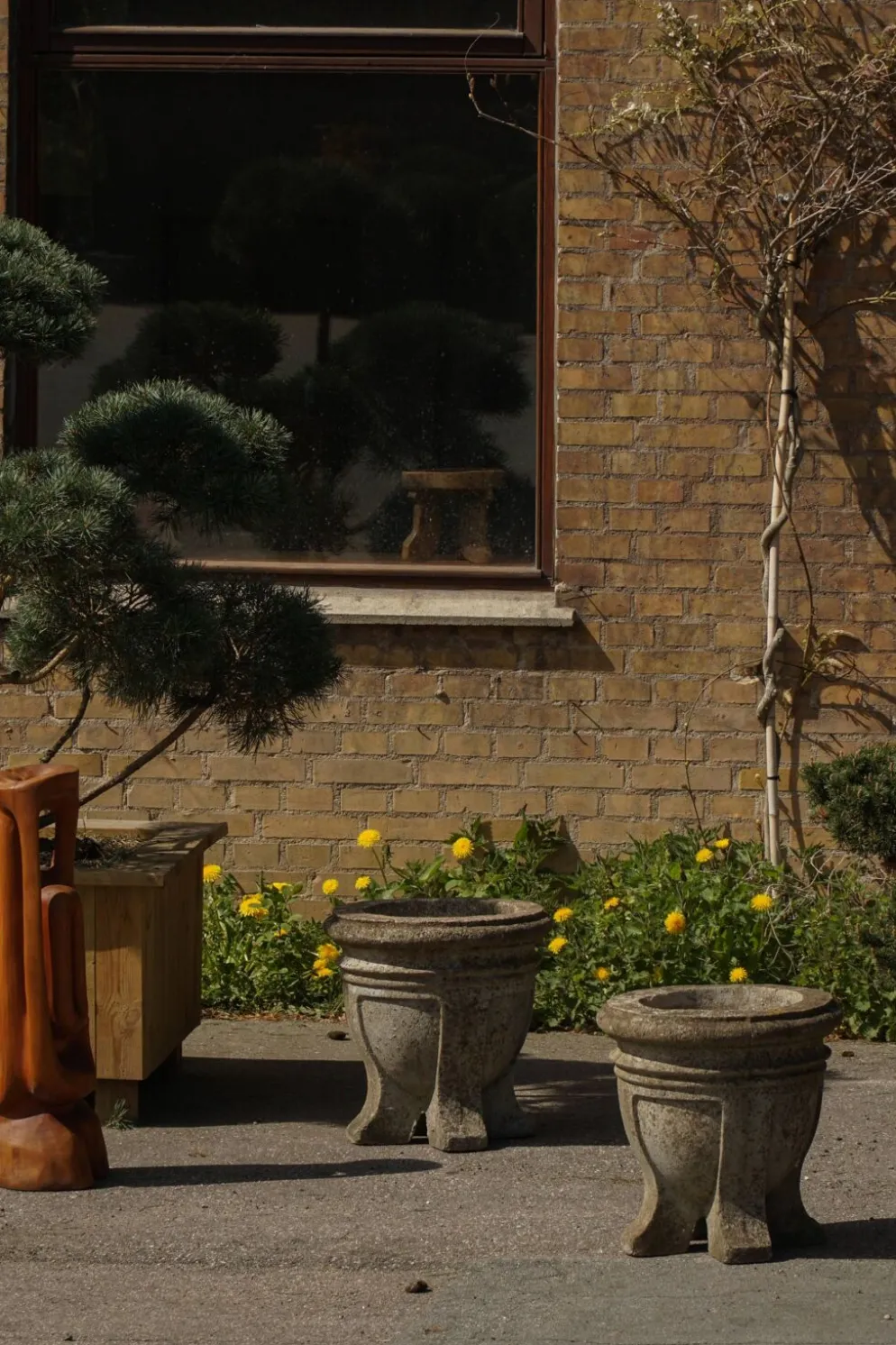 Paire d'urnes de jardin / Jardinières en pierre moulée du milieu du siècle dernier, années 1950