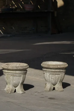 Paire d'urnes de jardin / Jardinières en pierre moulée du milieu du siècle dernier, années 1950