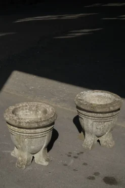 Paire d'urnes de jardin / Jardinières en pierre moulée du milieu du siècle dernier, années 1950