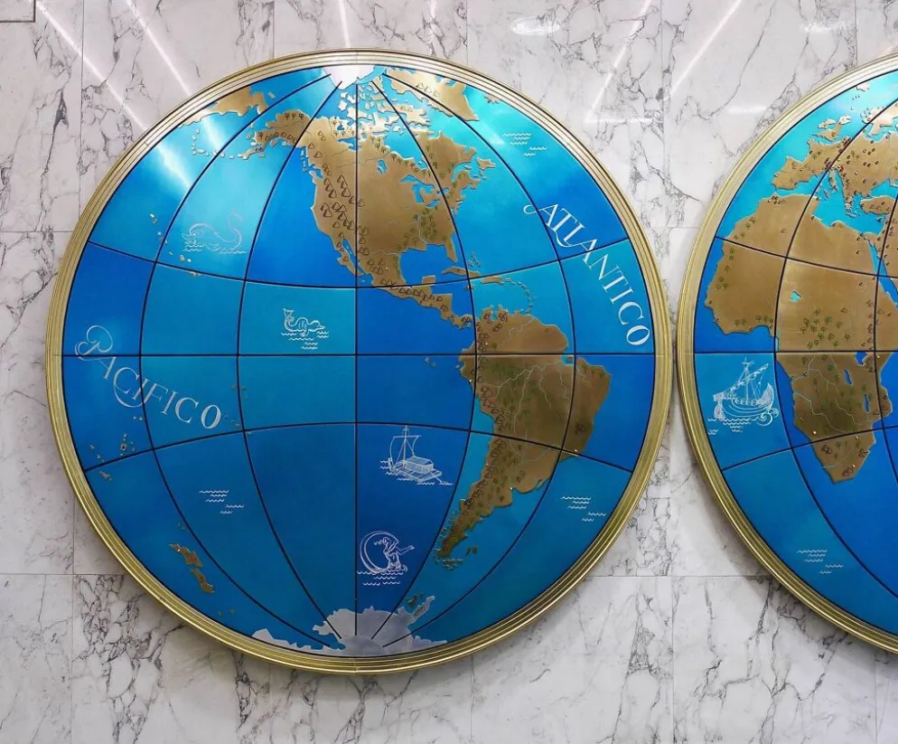 Paire impressionnante de deux globes muraux modernes géants carte du monde, diamètre 95 pouces, années 1950