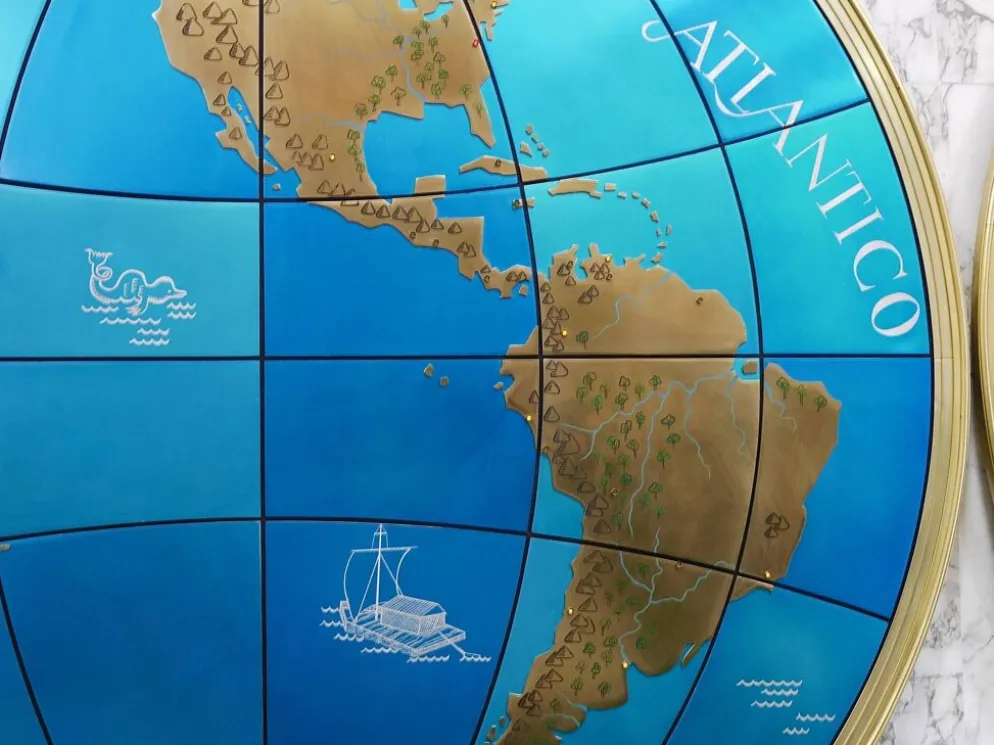 Paire impressionnante de deux globes muraux modernes géants carte du monde, diamètre 95 pouces, années 1950