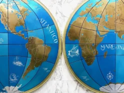 Paire impressionnante de deux globes muraux modernes géants carte du monde, diamètre 95 pouces, années 1950