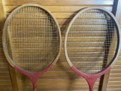 Paire raquette ancienne badminton player bois vintage