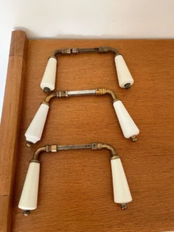 paires de poignées béquille en porcelaine et laiton