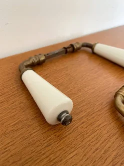 paires de poignées béquille en porcelaine et laiton