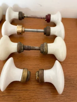 8 paires de poignées de porte et 2 poignées de fenêtres en porcelaine