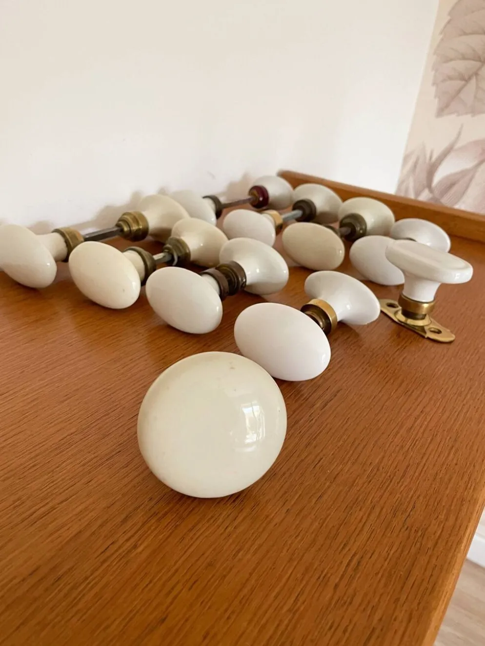 8 paires de poignées de porte et 2 poignées de fenêtres en porcelaine